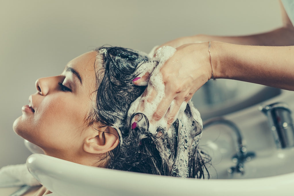 Pellicule après lavage des cheveux : cause du stress et remède naturel contre la perte de cheveux